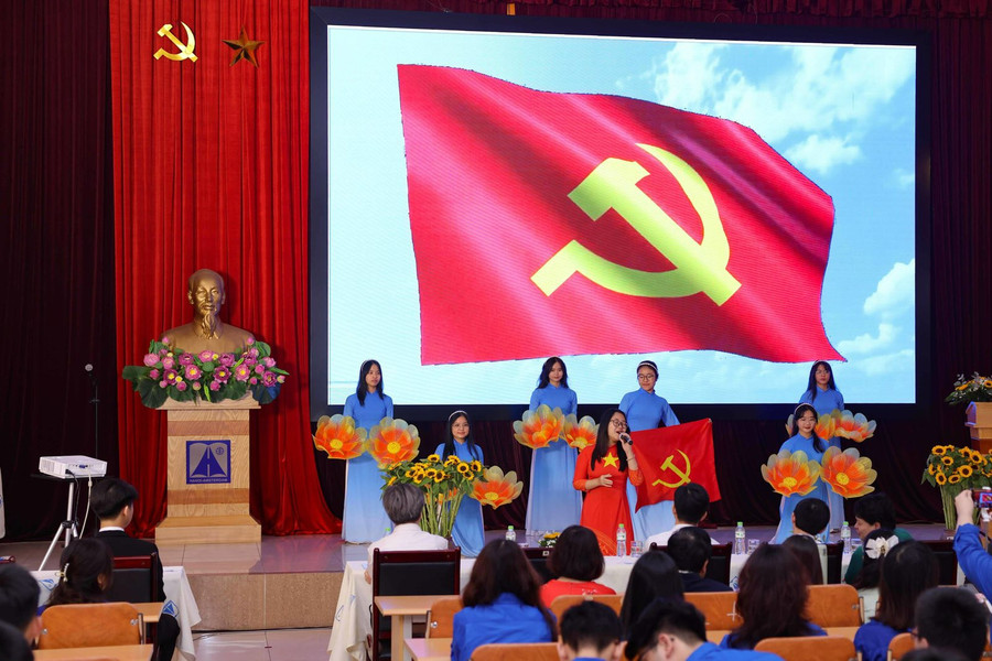 Tiết mục văn nghệ do học sinh Trường THPT chuyên Hà Nội - Amsterdam thể hiện trong lễ kết nạp Đảng viên.