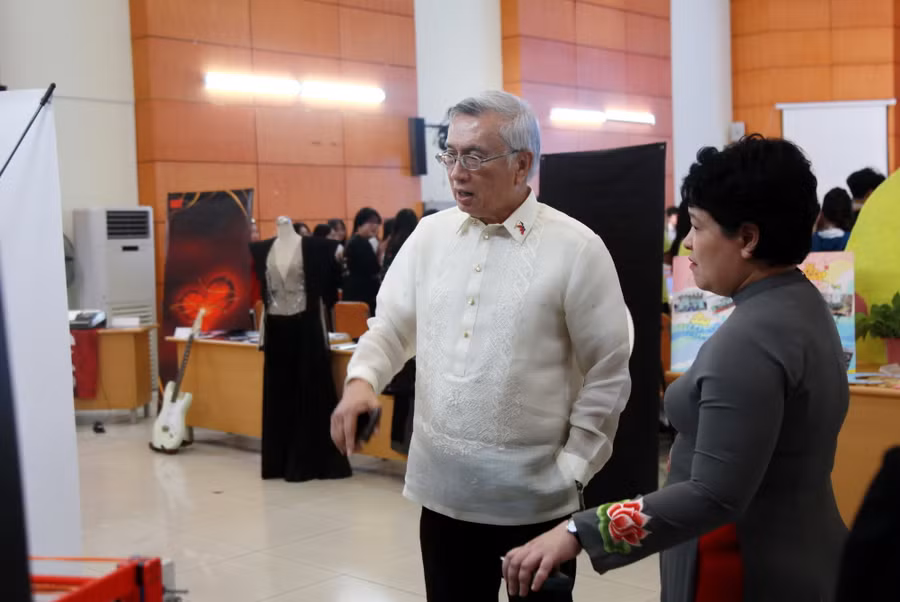 Bà Trần Thùy Dương - Hiệu trưởng Trường THPT chuyên Hà Nội - Amsterdam giới thiệu với ông Marquez Go- Đồng Chủ tịch Ủy ban Giáo dục Philippines về các mô hình nghiên cứu khoa học của học sinh nhà trường. Bà Trần Thùy Dương - Hiệu trưởng Trường THPT chuyên Hà Nội - Amsterdam giới thiệu với ông Marquez Go- Đồng Chủ tịch Ủy ban Giáo dục Philippines về các mô hình nghiên cứu khoa học của học sinh nhà trường.