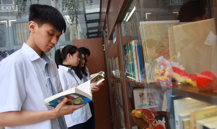 Học sinh đọc sách trong không gian thư viện xanh.