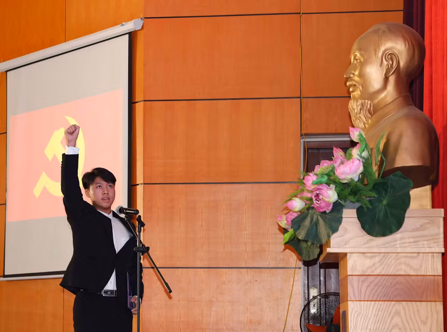 Đặng Nguyễn Đức Huy là học sinh thứ 13 của Trường THPT chuyên Hà Nội - Amsterdam được kết nạp Đảng.