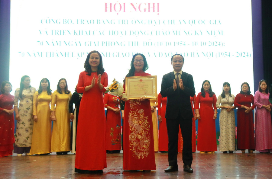 Phó Giám đốc Sở GD&ĐT Hà Nội Nguyễn Quang Tuấn, Phó Giám đốc Sở GD&ĐT Hà Nội Vương Hương Giang trao bằng công nhận trường đạt chuẩn quốc gia cho các đơn vị. Phó Giám đốc Sở GD&ĐT Hà Nội Nguyễn Quang Tuấn, Phó Giám đốc Sở GD&ĐT Hà Nội Vương Hương Giang trao bằng công nhận trường đạt chuẩn quốc gia cho các đơn vị.
