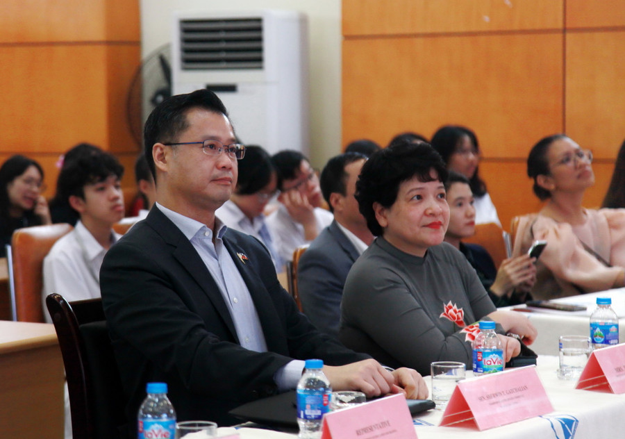 Đoàn công tác của Ủy ban Giáo dục Quốc hội Philippines bày tỏ ấn tượng khi đến thăm các trường học tại Việt Nam. Đoàn công tác của Ủy ban Giáo dục Quốc hội Philippines bày tỏ ấn tượng khi đến thăm các trường học tại Việt Nam.