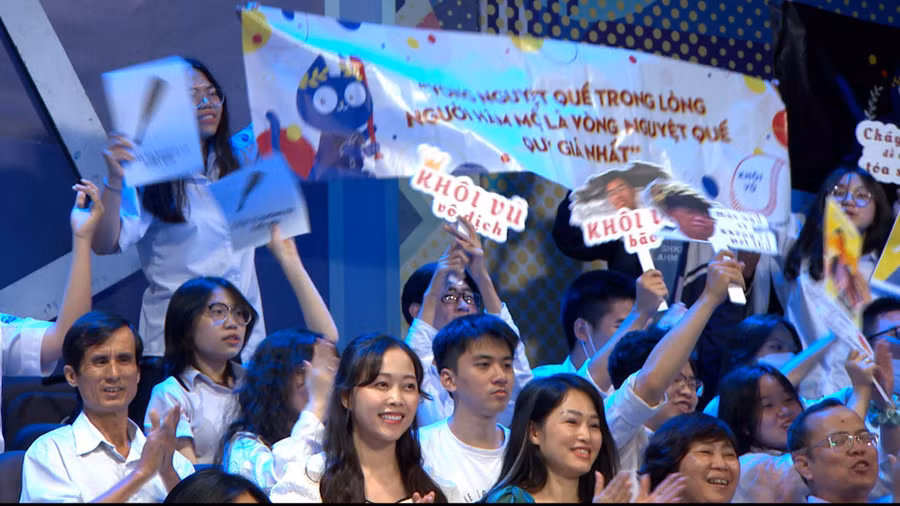 Các cổ động viên cổ vũ cho các thí sinh