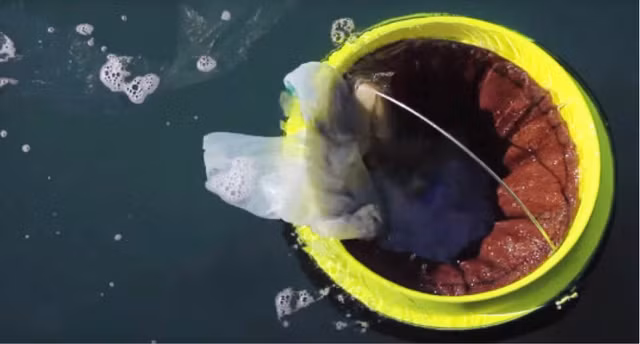 Thùng rác nổi tự động thu gom rác trên biển