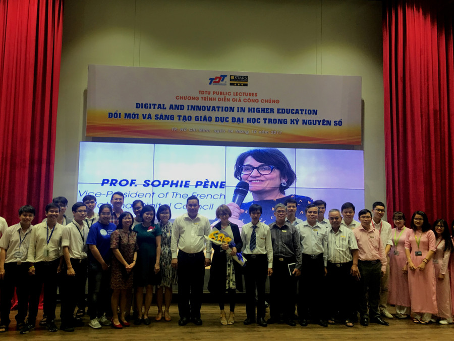 GS Sophie Pène chụp ảnh lưu niệm cùng ban lãnh đạo, các giảng viên và sinh viên Trường ĐH Tôn Đức Thắng