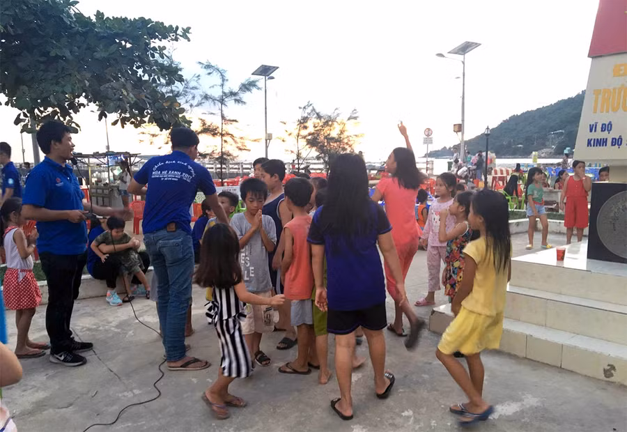 Tổ chức đêm hội trăng rằm cho thiếu nhi tại đảo