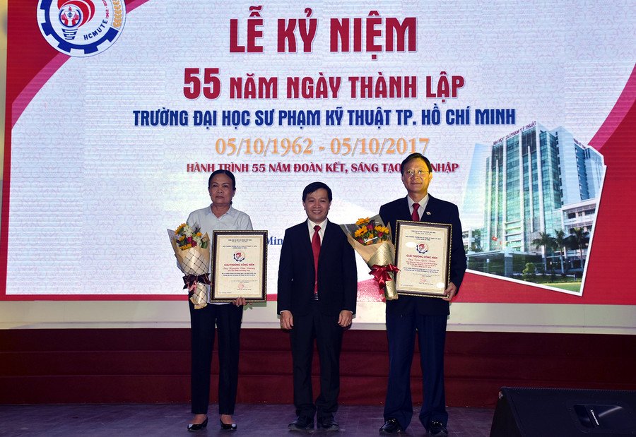 Nhà trường trao giải công hiến cho 2 cá nhân có nhiều đóng góp cho sự phát triển trường Nhà trường trao giải công hiến cho 2 cá nhân có nhiều đóng góp cho sự phát triển trường