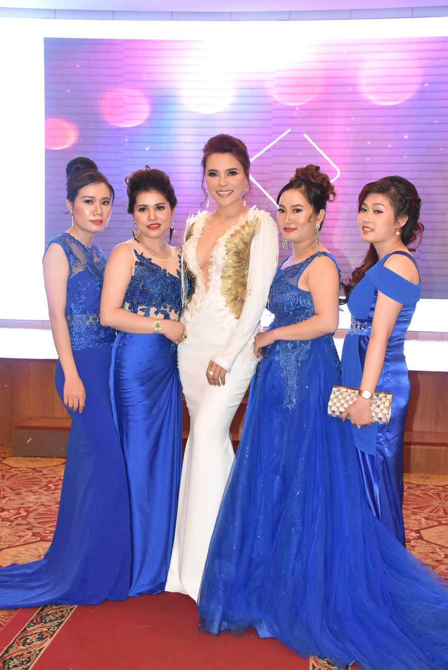 Á hậu Mai Phương Trang (giữa) thu hút nhiều góc nhìn với bộ cánh trắng, xẻ sâu Á hậu Mai Phương Trang (giữa) thu hút nhiều góc nhìn với bộ cánh trắng, xẻ sâu