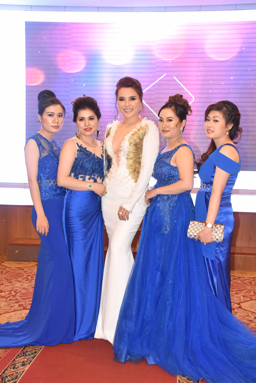 Á hậu Mai Phương Trang (giữa) thu hút nhiều góc nhìn với bộ cánh trắng, xẻ sâu