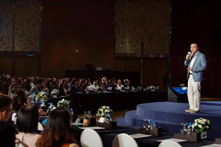 Diễn giả Phạm Minh Tuấn - CEO Topica Group trình bày tại sự kiện Diễn giả Phạm Minh Tuấn - CEO Topica Group trình bày tại sự kiện