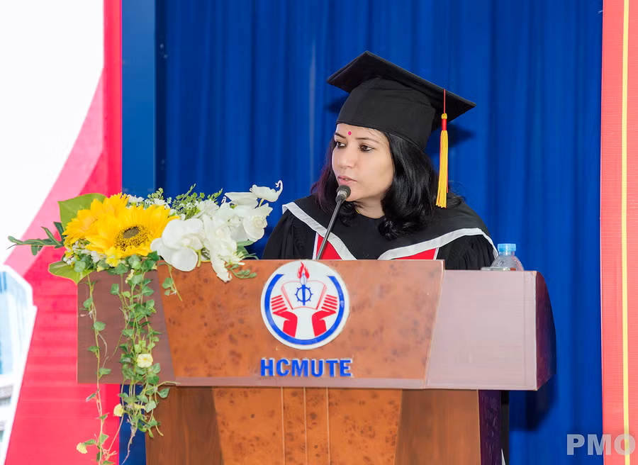Bà Smita Pant chia sẻ, rất xúc động khi được là 1 trong 3 Tiến sĩ danh dự của HCMUTE