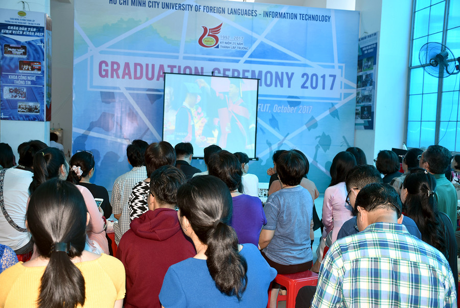 Nhà trường bố trí màn hình, truyền hình trực tiếp cho phụ huynh xem bên ngoài Nhà trường bố trí màn hình, truyền hình trực tiếp cho phụ huynh xem bên ngoài