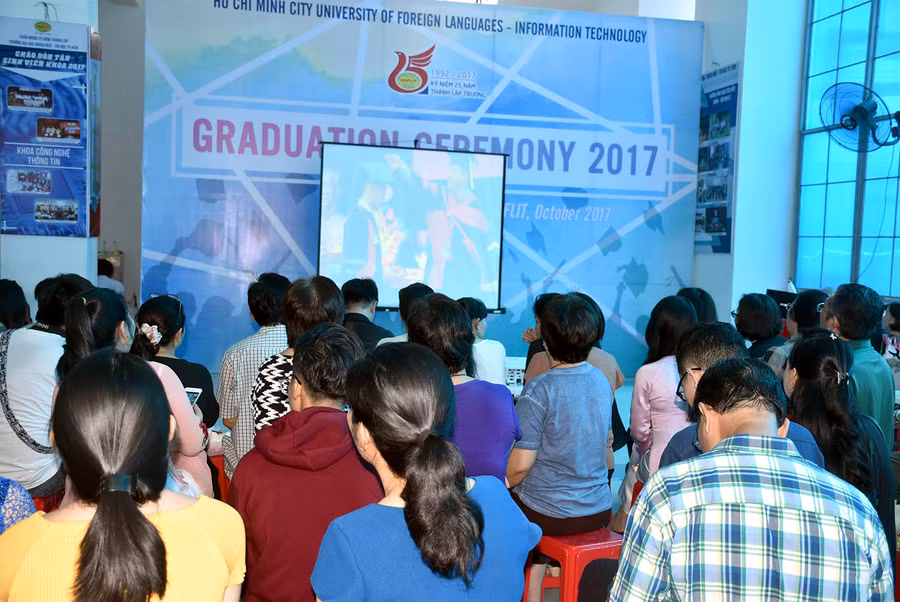 Nhà trường bố trí màn hình, truyền hình trực tiếp cho phụ huynh xem bên ngoài