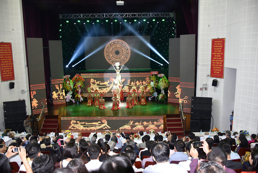 Tiết mục văn nghệ chào mừng được nhà trường dàn dựng công phu Tiết mục văn nghệ chào mừng được nhà trường dàn dựng công phu