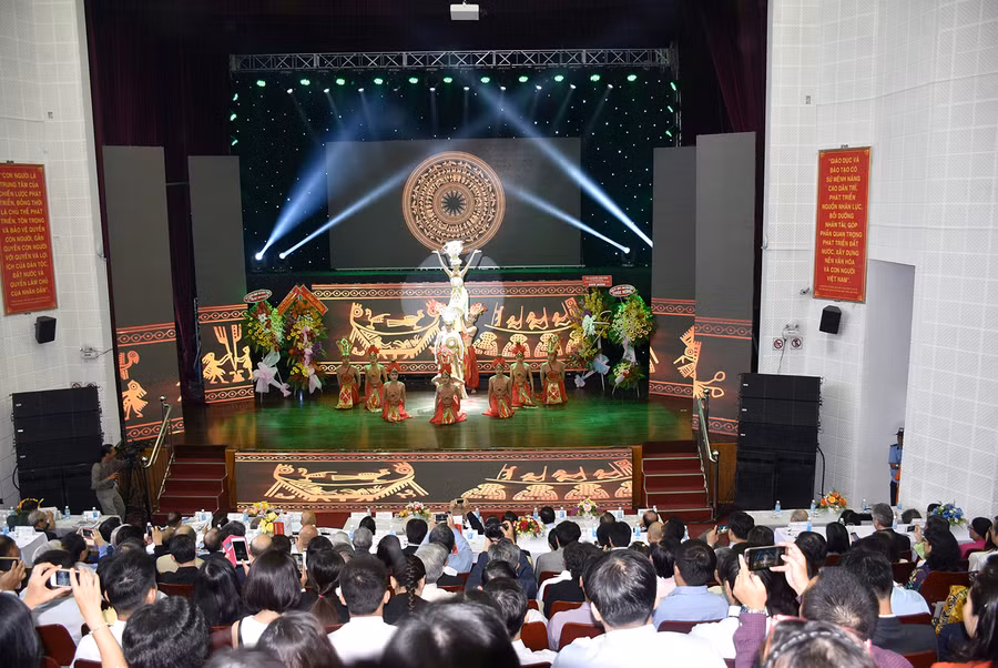 Tiết mục văn nghệ chào mừng được nhà trường dàn dựng công phu Tiết mục văn nghệ chào mừng được nhà trường dàn dựng công phu