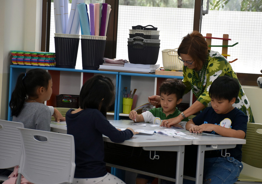 Giáo viên đến từ Phần Lan hướng dẫn các em học sinh trong buổi học Giáo viên đến từ Phần Lan hướng dẫn các em học sinh trong buổi học