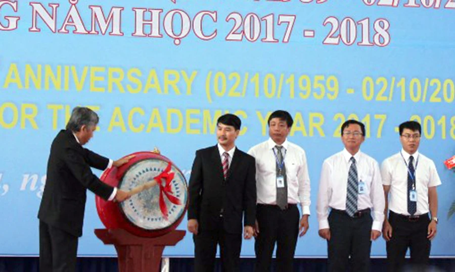 Lãnh đạo nhà trường đánh trống khai giảng năm học mới (2017-2018)