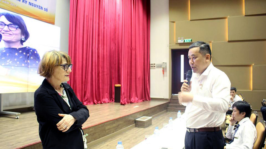 GS Sophie Pène và TS Lê Văn Út (phải) cùng bàn luận về chủ đề “Đổi mới và sáng tạo giáo dục đại học trong kỹ nguyên số” GS Sophie Pène và TS Lê Văn Út (phải) cùng bàn luận về chủ đề “Đổi mới và sáng tạo giáo dục đại học trong kỹ nguyên số”