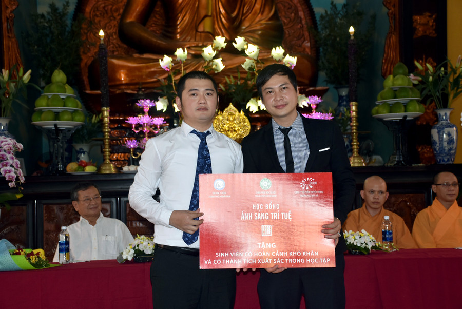 Ông Nguyễn Đoàn Anh Khoa (trái) trao biểu trưng học bổng cho đại diện Trường ĐH Y Dược TPHCM Ông Nguyễn Đoàn Anh Khoa (trái) trao biểu trưng học bổng cho đại diện Trường ĐH Y Dược TPHCM
