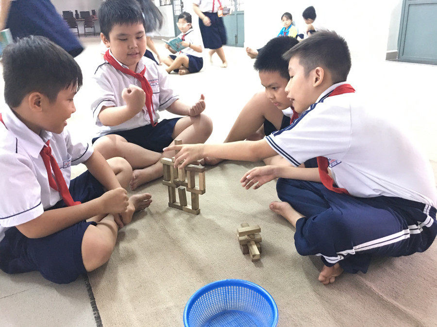 Trò chơi xếp gỗ rất được các em yêu thích