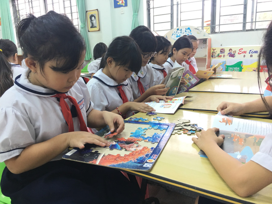 Các em học sinh có thể đọc sách thiếu nhi, sách tham khảo hoặc chơi xếp hình tại thư viện
