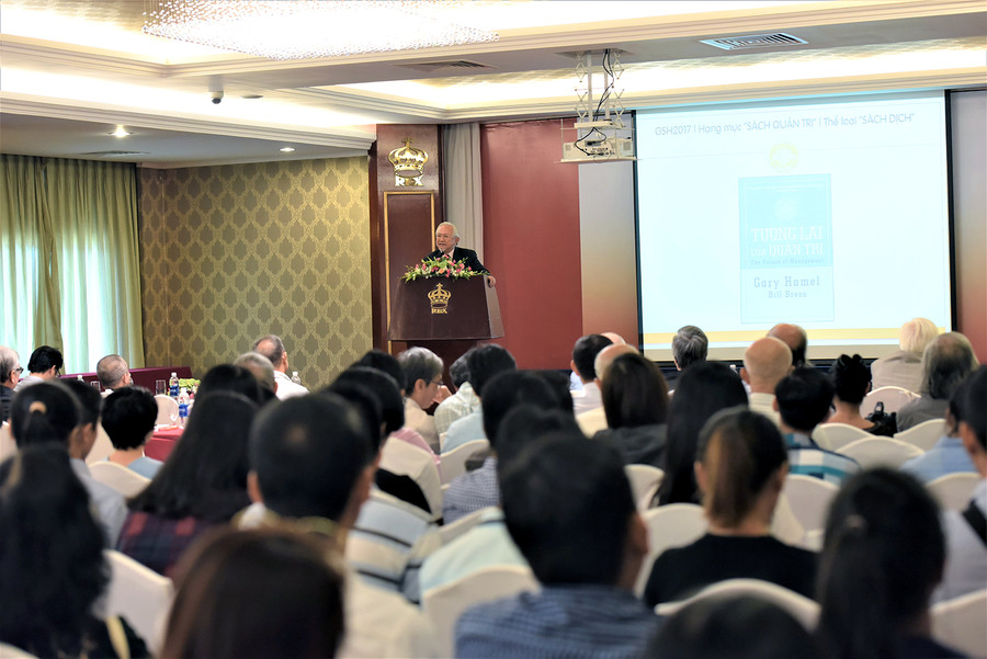 Giáo sư Phan Văn Trường - Thành viên hội đồng xét giải - công bổ GSH ở hạng mục Quản trị và Kinh tế