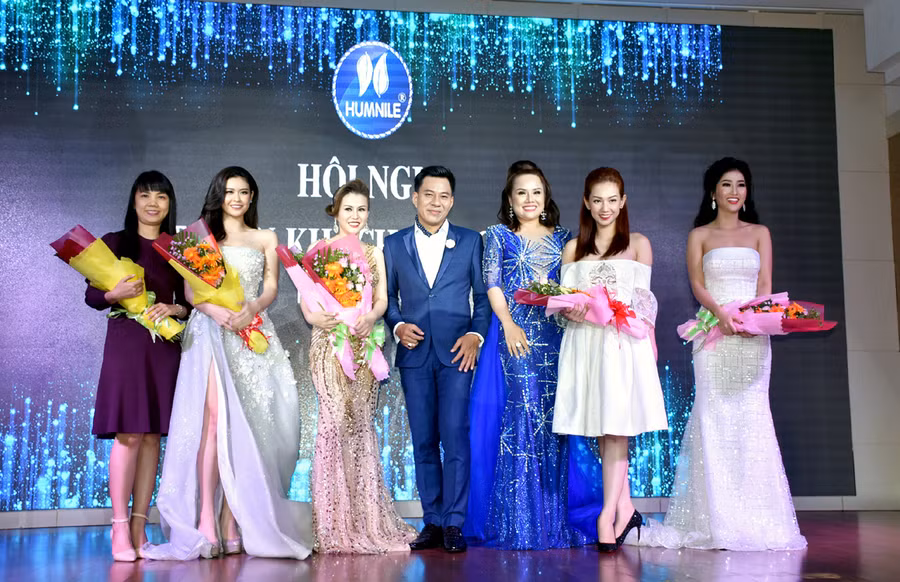 Doanh nhân Đặng Ngọc Chúc và doanh nhân Lê Trần Trí Dũng tặng hoa cám ơn các nghệ sĩ, những luôn ủng hộ, đồng hành cùng sự phát triển của Humnile