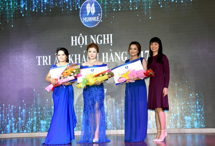 Ban tổ chức vinh danh những thành viên tiêu biểu đã đạt được các chỉ tiêu về hoạt động kinh doanh từ đầu năm 2017 Ban tổ chức vinh danh những thành viên tiêu biểu đã đạt được các chỉ tiêu về hoạt động kinh doanh từ đầu năm 2017