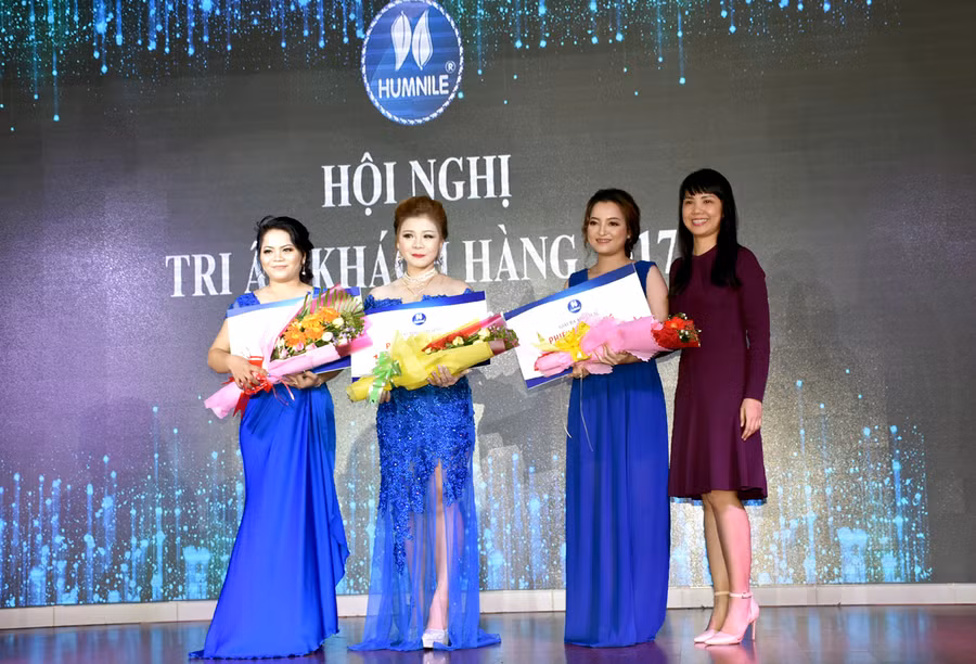 Ban tổ chức vinh danh những thành viên tiêu biểu đã đạt được các chỉ tiêu về hoạt động kinh doanh từ đầu năm 2017