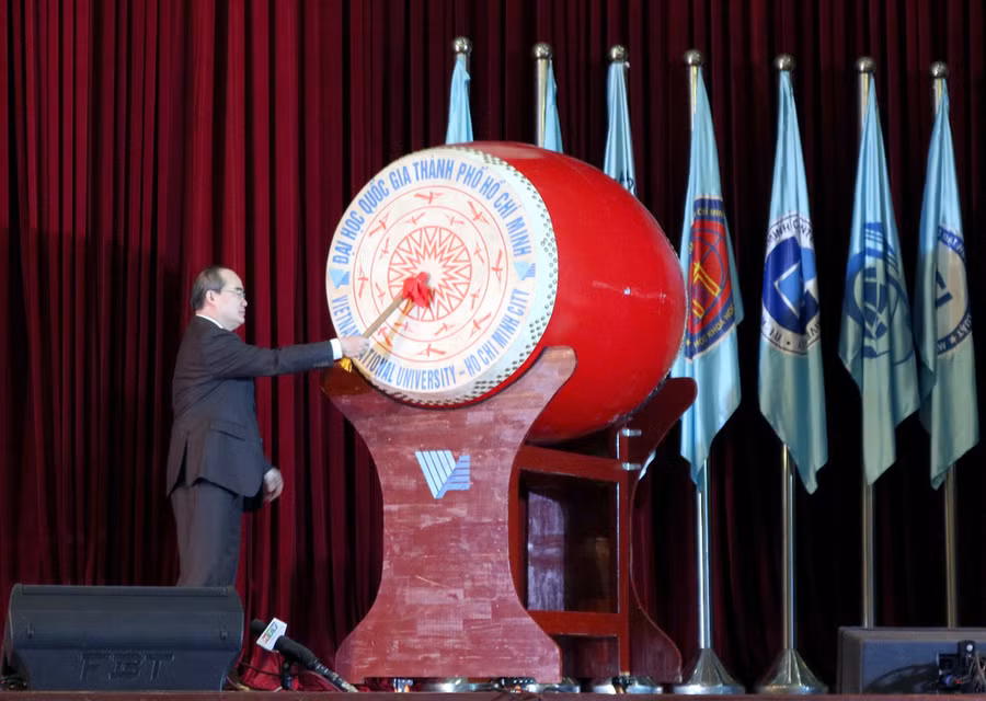 Ủy viên Bộ Chính trị, Bí thư Thành ủy TPHCM Nguyễn Thiện Nhân đánh trống khai giảng năm học mới.