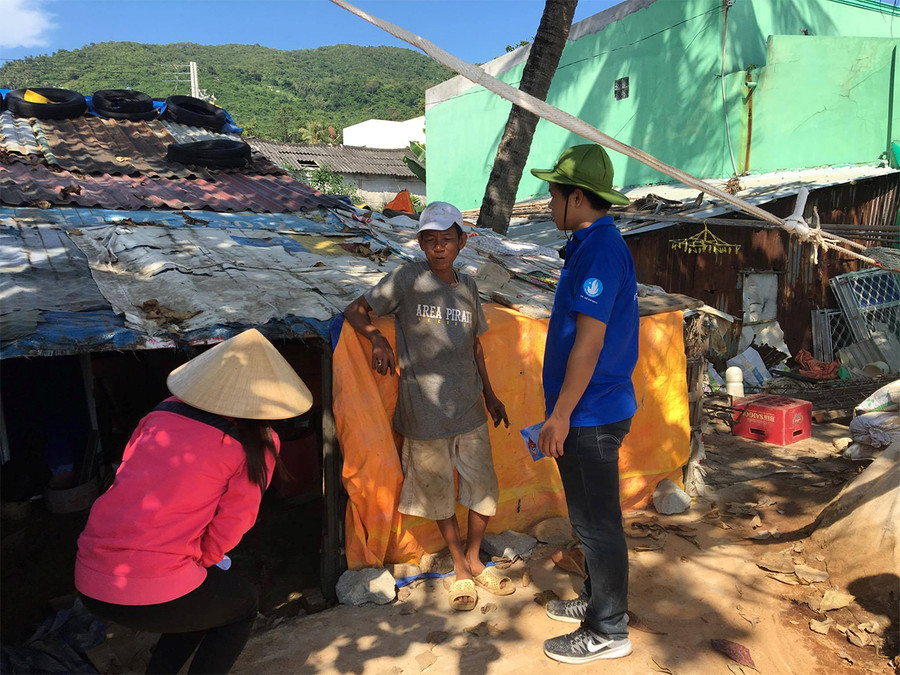 Đoàn đến thăm hỏi, trao tặng quà cho các gia đình có hoàn cảnh khó khăn Đoàn đến thăm hỏi, trao tặng quà cho các gia đình có hoàn cảnh khó khăn