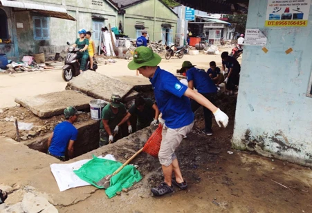 Đoàn phối hợp cùng bộ đội biên phòng giúp người dân trên đảo khắc phục hậu quả sau lũ