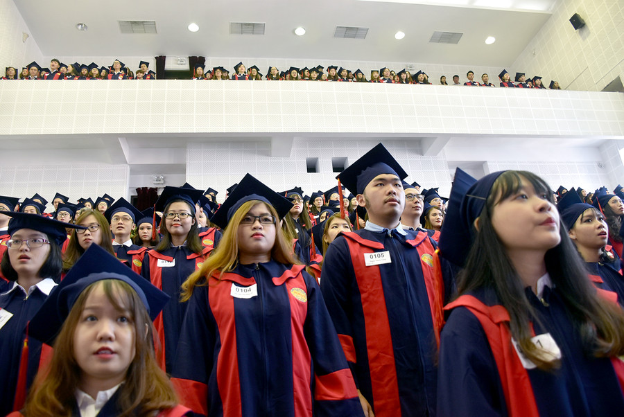 Các tân cử nhân thực hiện nghi thức làm lễ chào cờ Các tân cử nhân thực hiện nghi thức làm lễ chào cờ