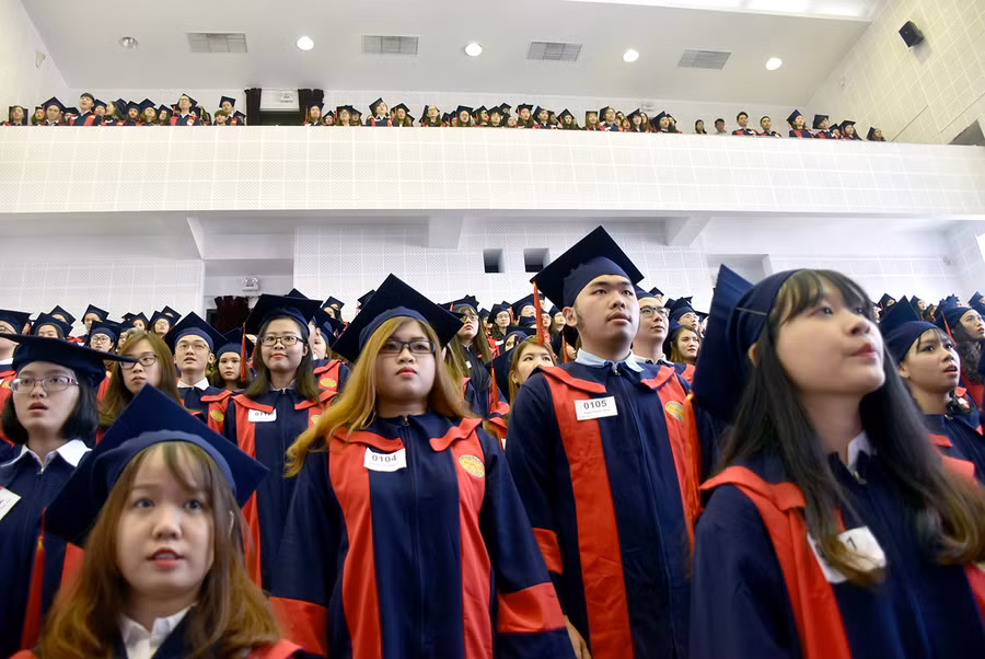 Các tân cử nhân thực hiện nghi thức làm lễ chào cờ