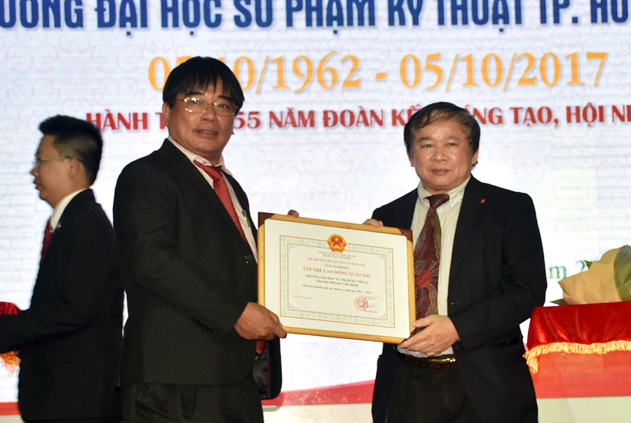 Thứ trưởng Bộ GD&ĐT Bùi Văn Ga trao bằng khen của Bộ GD&ĐT cho Hiệu trưởng Đỗ Văn Dũng Thứ trưởng Bộ GD&ĐT Bùi Văn Ga trao bằng khen của Bộ GD&ĐT cho Hiệu trưởng Đỗ Văn Dũng