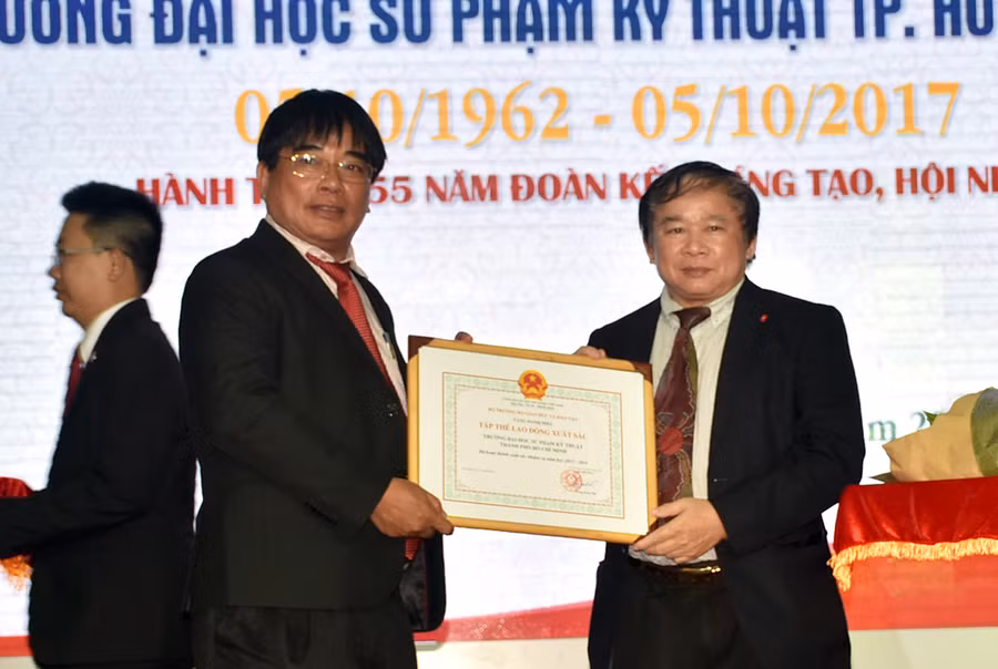 Thứ trưởng Bộ GD&ĐT Bùi Văn Ga trao bằng khen của Bộ GD&ĐT cho Hiệu trưởng Đỗ Văn Dũng