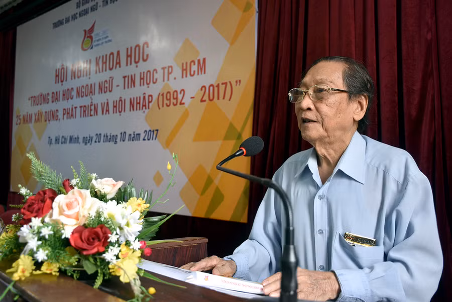 GS.TS.NGND Bùi Khánh Thế trình bày báo cáo tại hội nghị