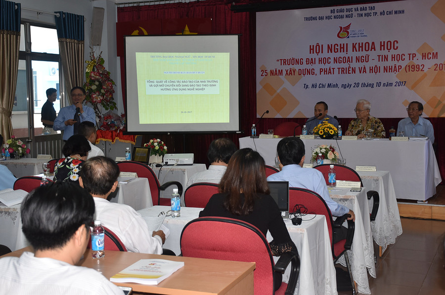 PGS.TS Đào Duy Huân (Trưởng khoa kinh tế - tài chính) trình bày tham luận "Tổng quát về công tác đào tạo của HUFLIT và gợi mở hướng chuyển đổi sang mô hình đào tạo theo định hướng ứng dụng nghề nghiệp tầm nhìn đến năm 2030 PGS.TS Đào Duy Huân (Trưởng khoa kinh tế - tài chính) trình bày tham luận "Tổng quát về công tác đào tạo của HUFLIT và gợi mở hướng chuyển đổi sang mô hình đào tạo theo định hướng ứng dụng nghề nghiệp tầm nhìn đến năm 2030