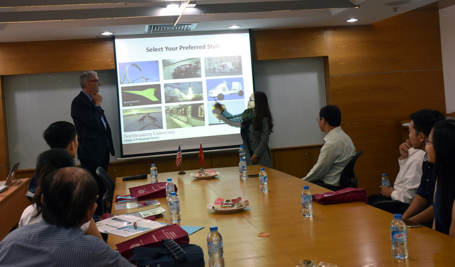 Các khách mời tham dự tương tác tại hội thảo