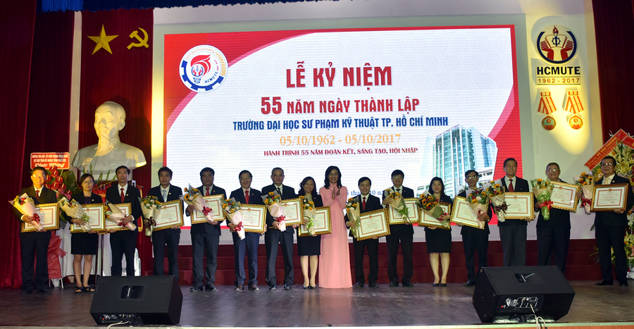 Phó Chủ tịch UBND TPHCM Nguyễn Thị Thu trao bằng khen của UBND TPHCM cho các cá nhân và đơn vị của trường Phó Chủ tịch UBND TPHCM Nguyễn Thị Thu trao bằng khen của UBND TPHCM cho các cá nhân và đơn vị của trường