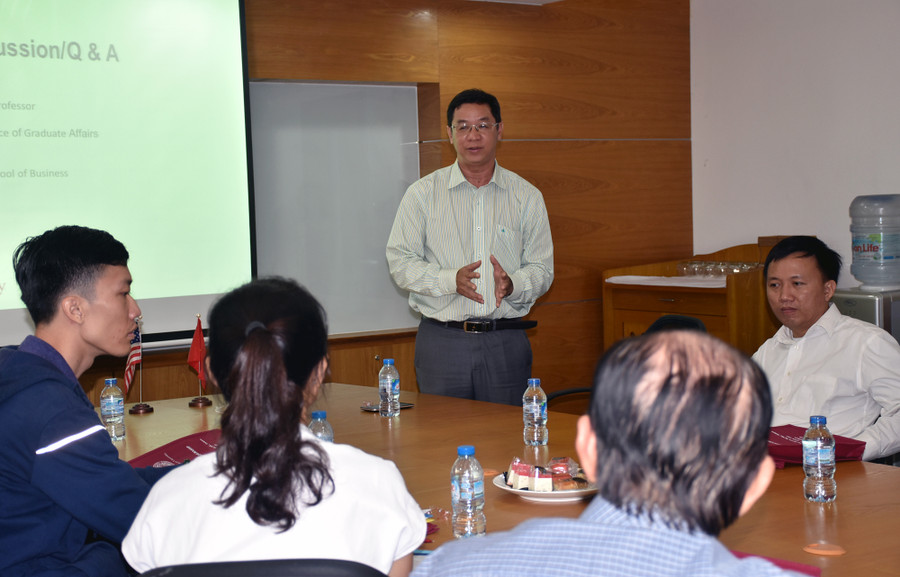 TS Hồ Nhựt Quang – Phó Hiệu trưởng HCMIU - trình bày tại hội thảo