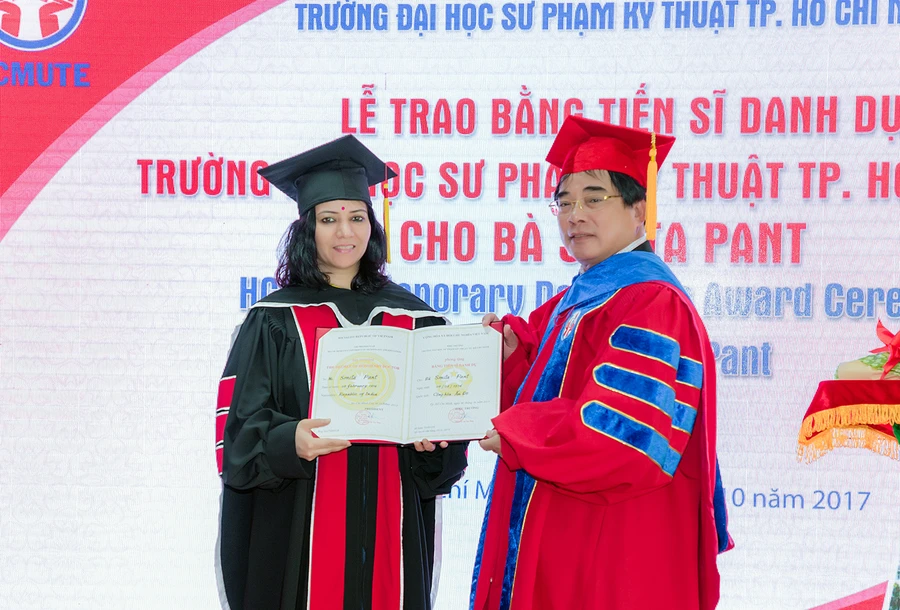 PGS.TS Đỗ Văn Dũng (phải) trao bằng Tiến sĩ danh dự của HCMUTE cho bà Smita Pant 