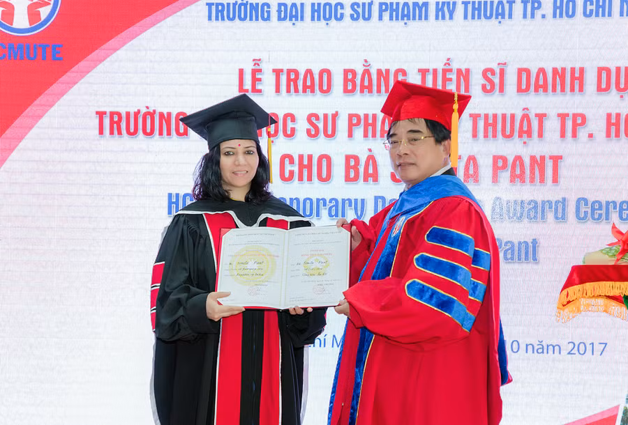 PGS.TS Đỗ Văn Dũng (phải) trao bằng Tiến sĩ danh dự của HCMUTE cho bà Smita Pant 