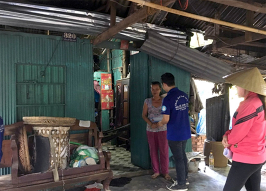 Đoàn đến thăm hỏi, trao tặng tiền hỗ trợ cho các gia đình có hoàn cảnh khó khăn sau lũ Đoàn đến thăm hỏi, trao tặng tiền hỗ trợ cho các gia đình có hoàn cảnh khó khăn sau lũ