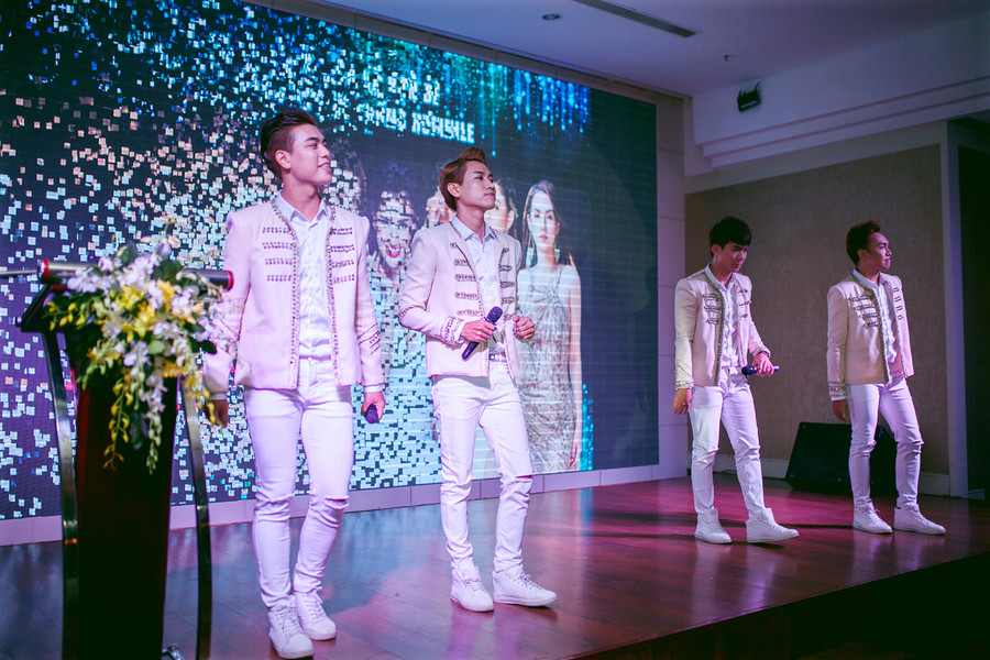 Nhóm V – Music biểu diễn ca khúc Xinh tươi Việt Nam Nhóm V – Music biểu diễn ca khúc Xinh tươi Việt Nam