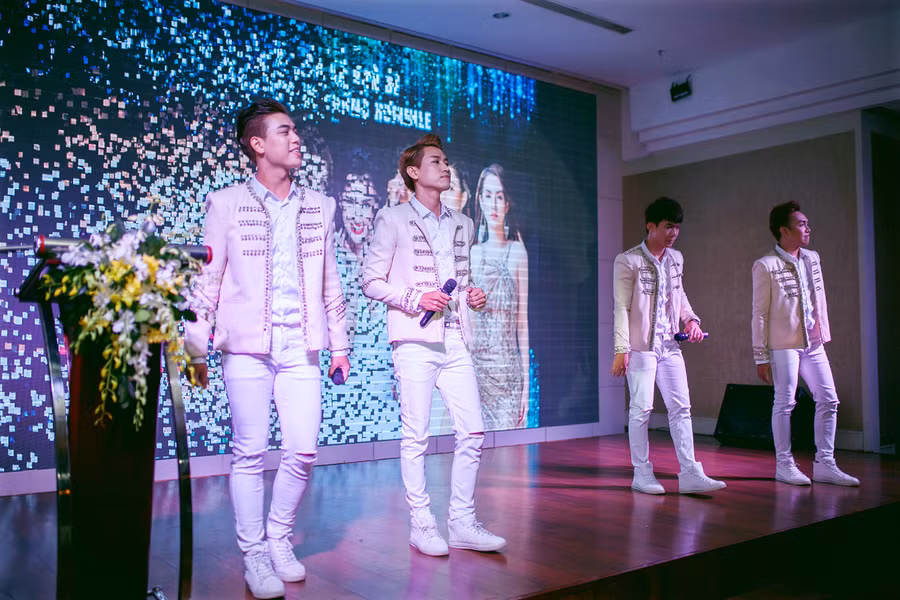 Nhóm V – Music biểu diễn ca khúc Xinh tươi Việt Nam