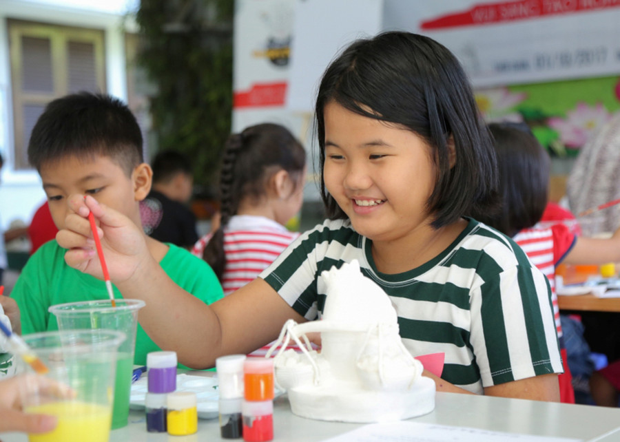 Nụ cười trong trẻo của cô bạn nhỏ trước khi tô màu cho bức tượng Humpty Dumpty Nụ cười trong trẻo của cô bạn nhỏ trước khi tô màu cho bức tượng Humpty Dumpty