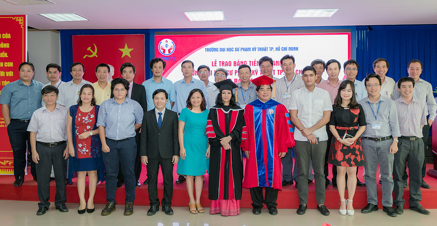 Sau buổi lễ, nhiều giảng viên HCMUTE nán lại, vui mừng bày tỏ lòng tri ân vì những cơ hội học tập vừa qua và chụp hình lưu niệm với bà Smita Pant Sau buổi lễ, nhiều giảng viên HCMUTE nán lại, vui mừng bày tỏ lòng tri ân vì những cơ hội học tập vừa qua và chụp hình lưu niệm với bà Smita Pant