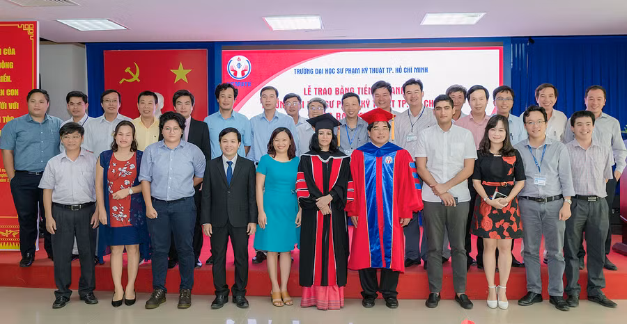 Sau buổi lễ, nhiều giảng viên HCMUTE nán lại, vui mừng bày tỏ lòng tri ân vì những cơ hội học tập vừa qua và chụp hình lưu niệm với bà Smita Pant