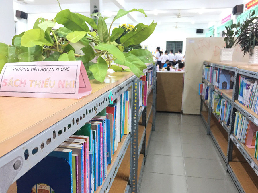 Thư viện hiện có hơn 5.000 bản sách các loại bao gồm sách tham khảo, sách thiếu nhi, sách nghiệp vụ